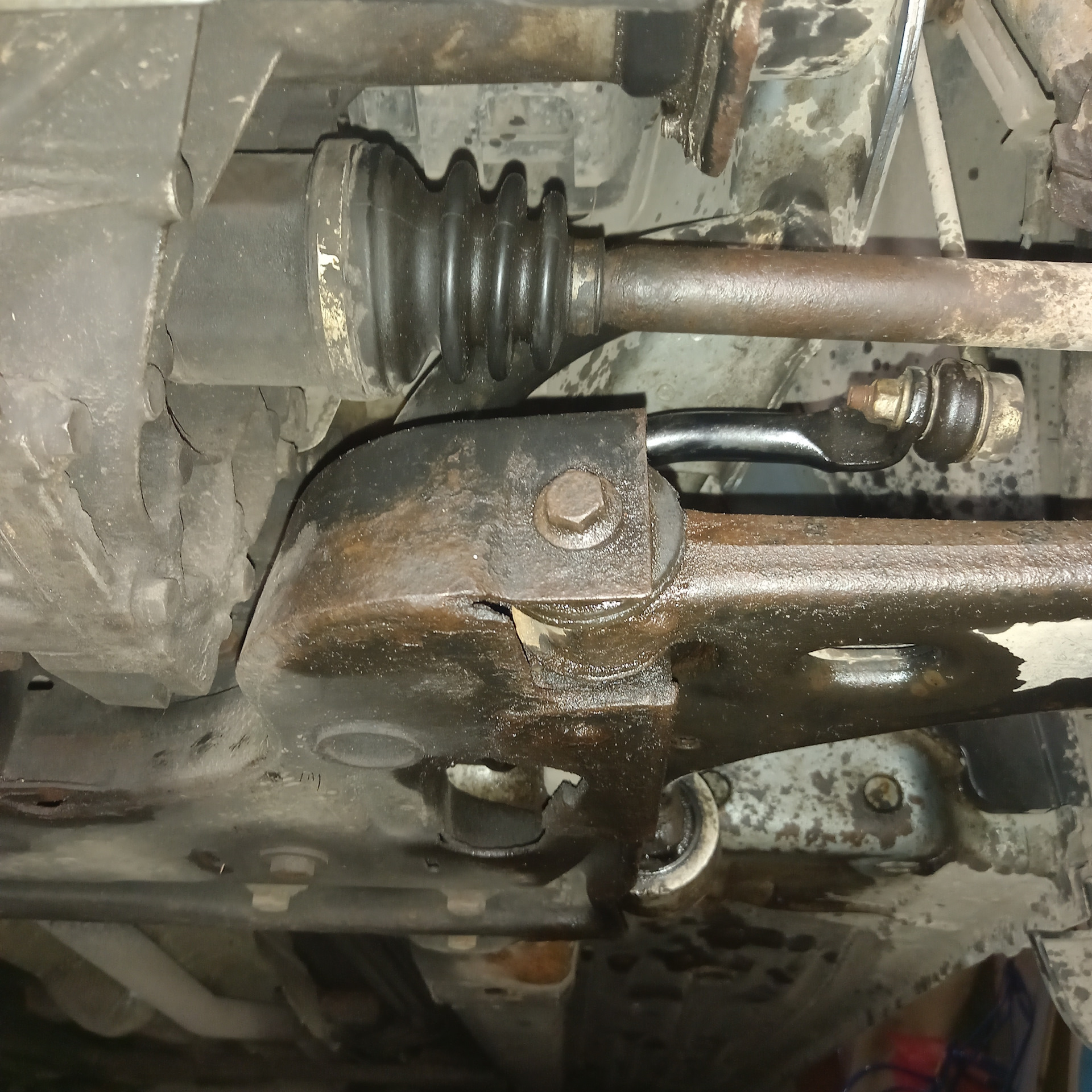 Выдавило масло через сапун коробки. — Ford Fusion, 1,4 л, 2006 года ...