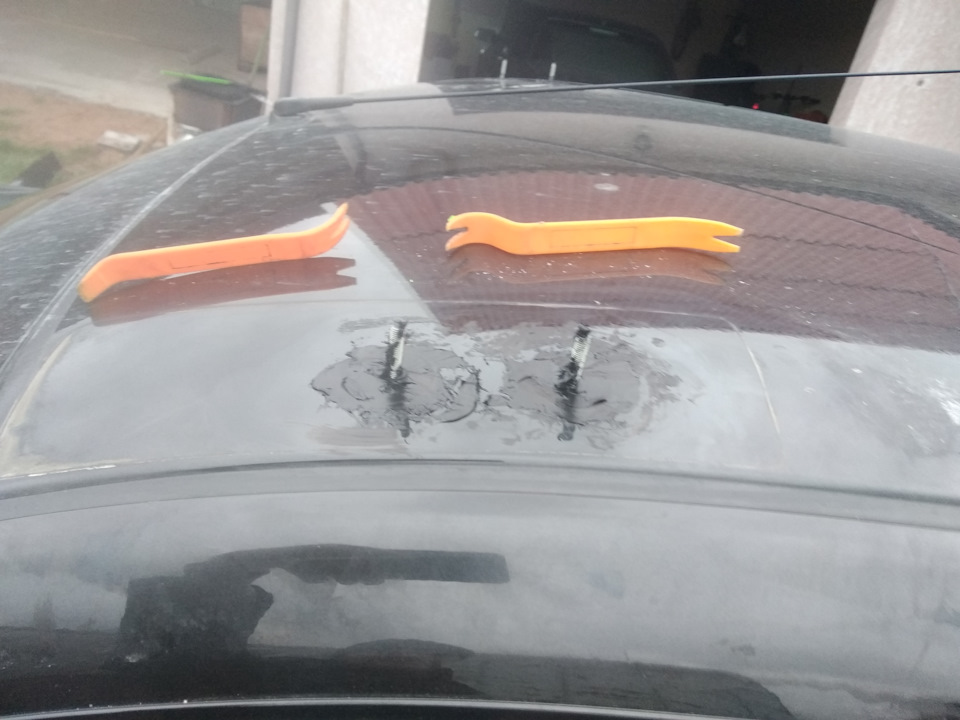 Загерметизировал крепления рейлингов дастера. — Renault Duster (1G), 1 ...