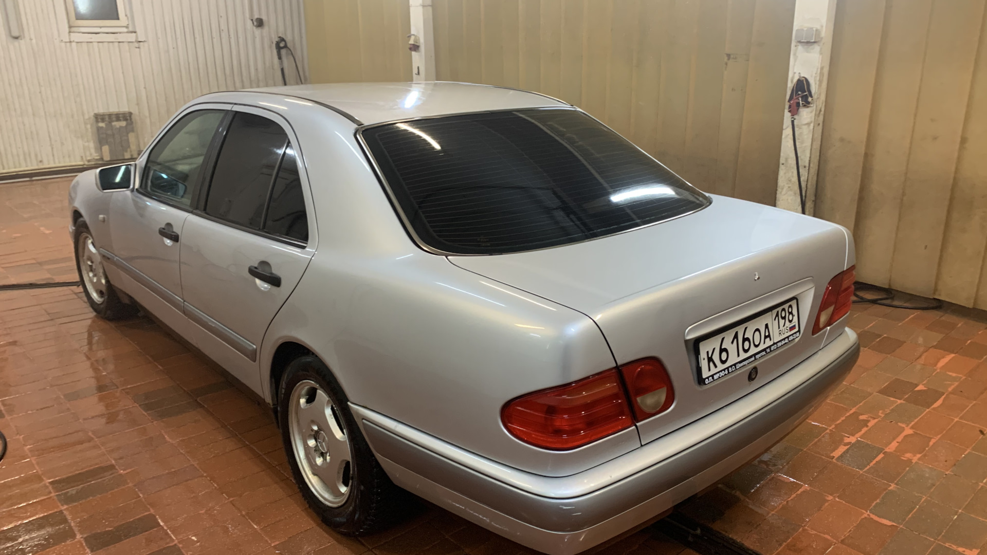 Mercedes-Benz E-class (W210) 2.0 бензиновый 1996 | Серебро на DRIVE2