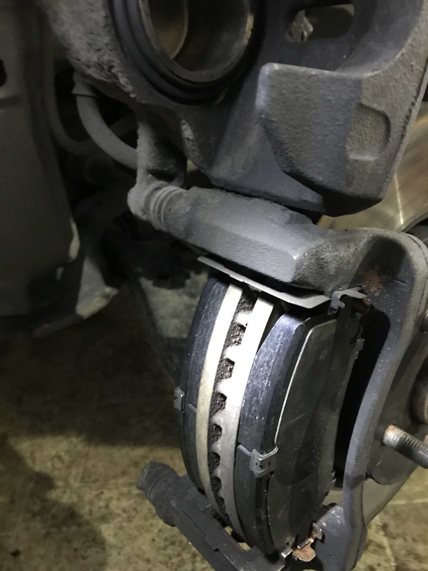 Замена передних тормозных колодок Мазда СХ5 — Mazda CX-5 (2G), 2 л ...