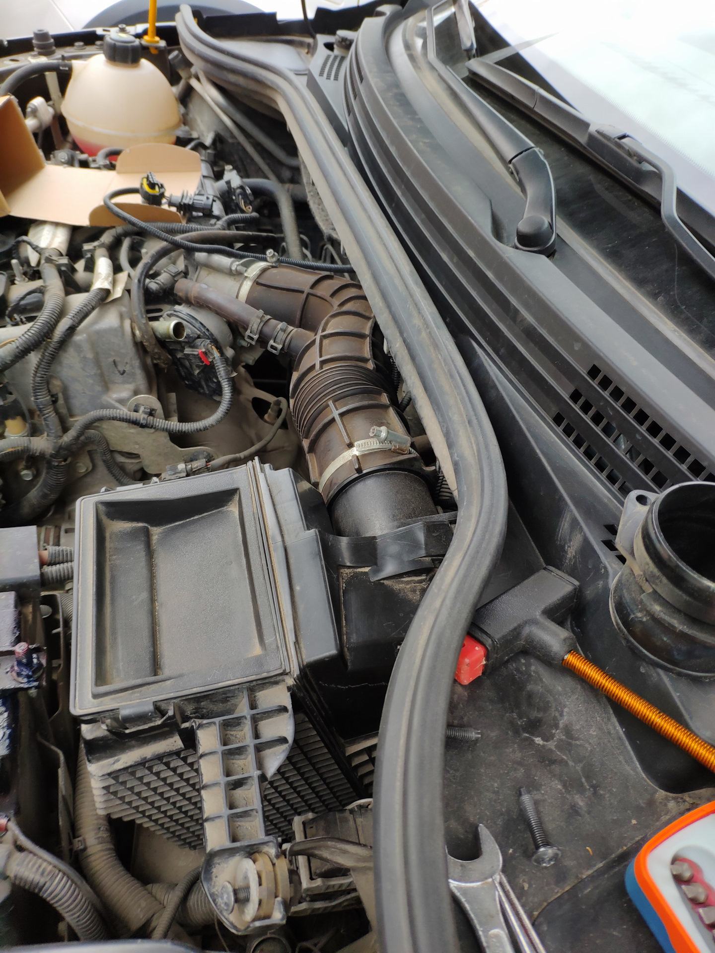 Система впуска двс. Дополнительный интеркулер 1. Датчик температуры ниссан патрол. Свечи подогрева воздуха во впускном трубопроводе. Система впуска воздуха двигателя megane 2.