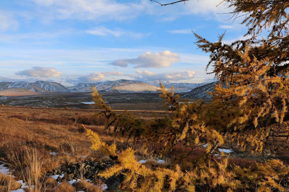Это я ещё любуюсь закатом, слушаю музыку, щелкаю семки… Походно-экспедиционный релакс, выработанный годами и предыдущими поездками — Toyota Land Cruiser 80