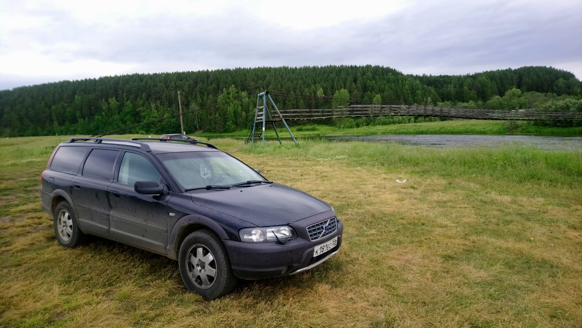 Volvo xc70 II на России в лесу