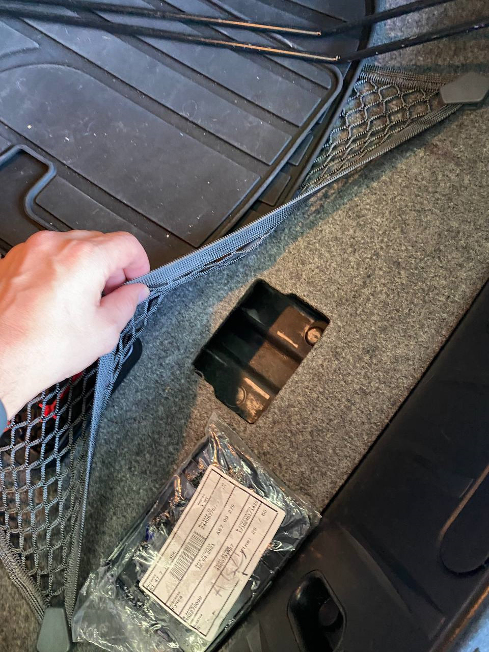 10. Ручка в багажнике, заглушки и крепление для сетки. — BMW M3 Coupe ...