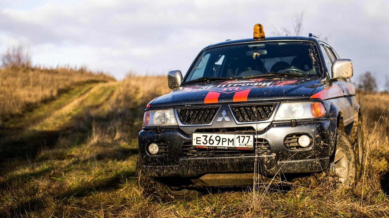 Паджеро спорт 1 стекло. Mitsubishi Pajero Sport Rally Art. Mitsubishi Pajero Sport 2000 Rally. Mitsubishi Pajero Sport 1 камуфляж. Mitsubishi Pajero Sport 1 на фоне моря.