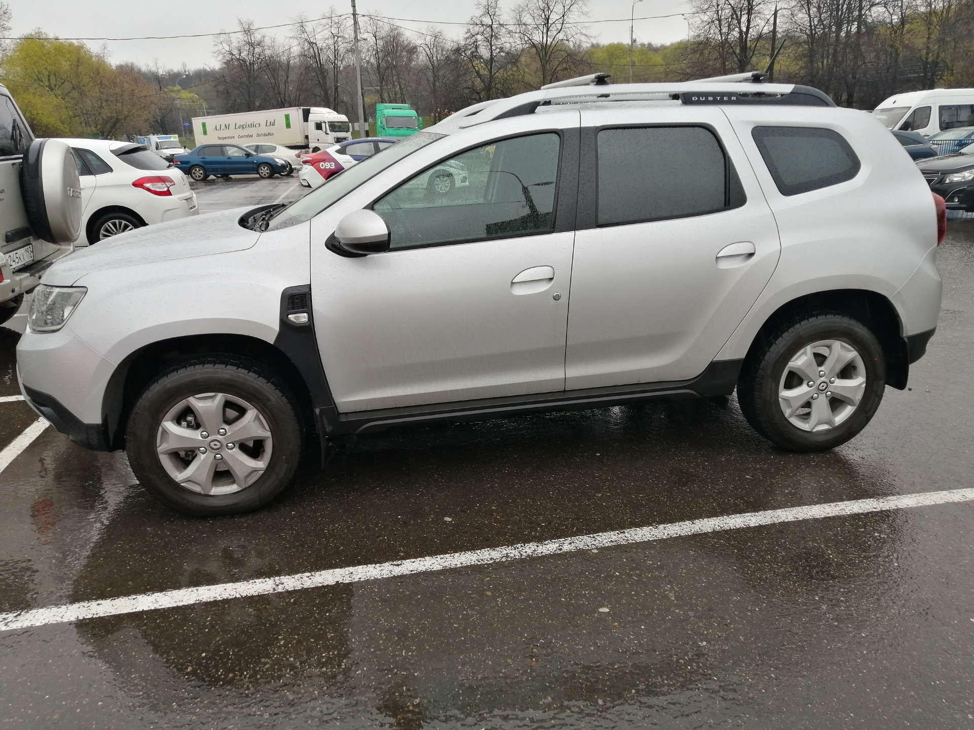 Белый рено террористов. Белый Renault Duster вид сверху. Рено Посад. Дастер на стоянке. Бежевый Дастер н.