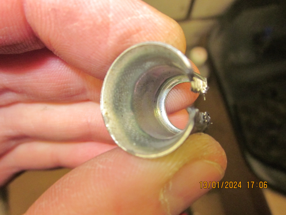 Завальцовка представляет из себя стальную втулку — Lada Vesta SW (1G). Запчасти на фото: 13012024