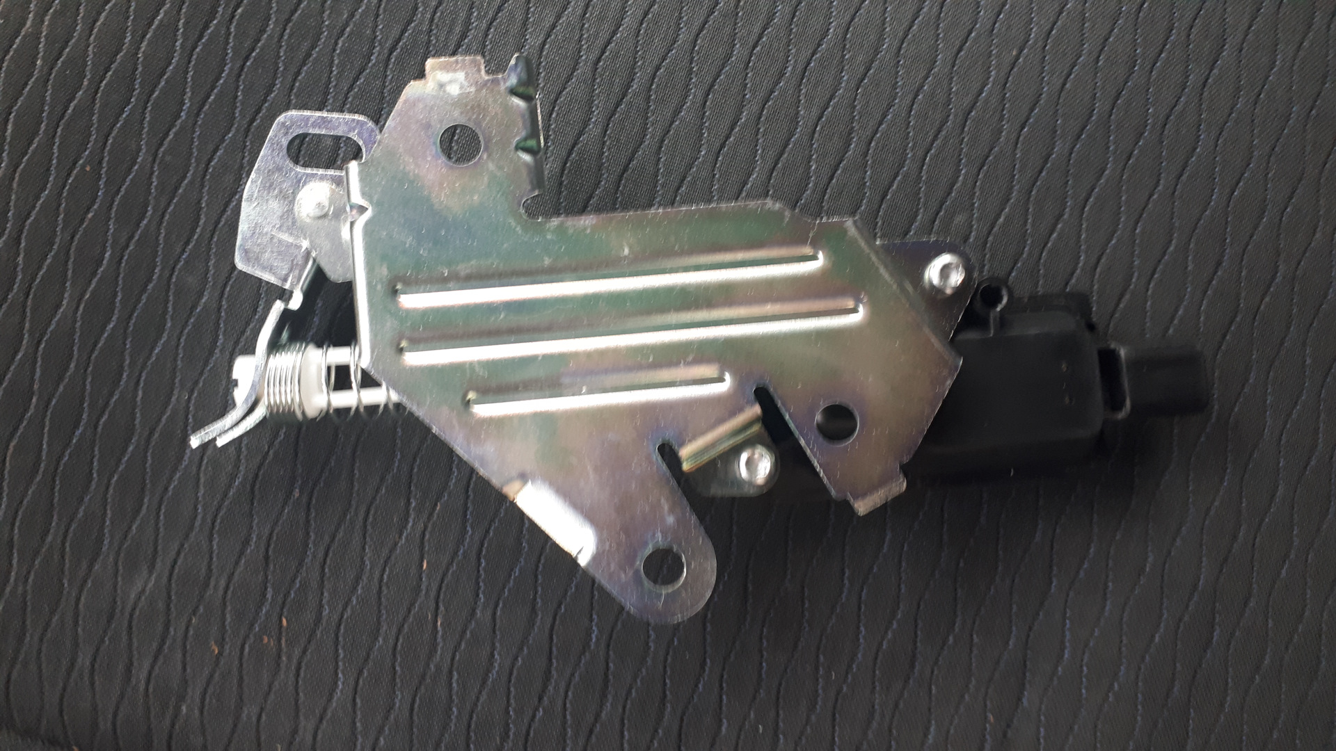 моторчик открывания багажника. пр вод замка багажника форд фьюжн. моторчик открывания багажника. электропривод замка багажника 2110. замок багажника ваз 2110 с электроприводом.