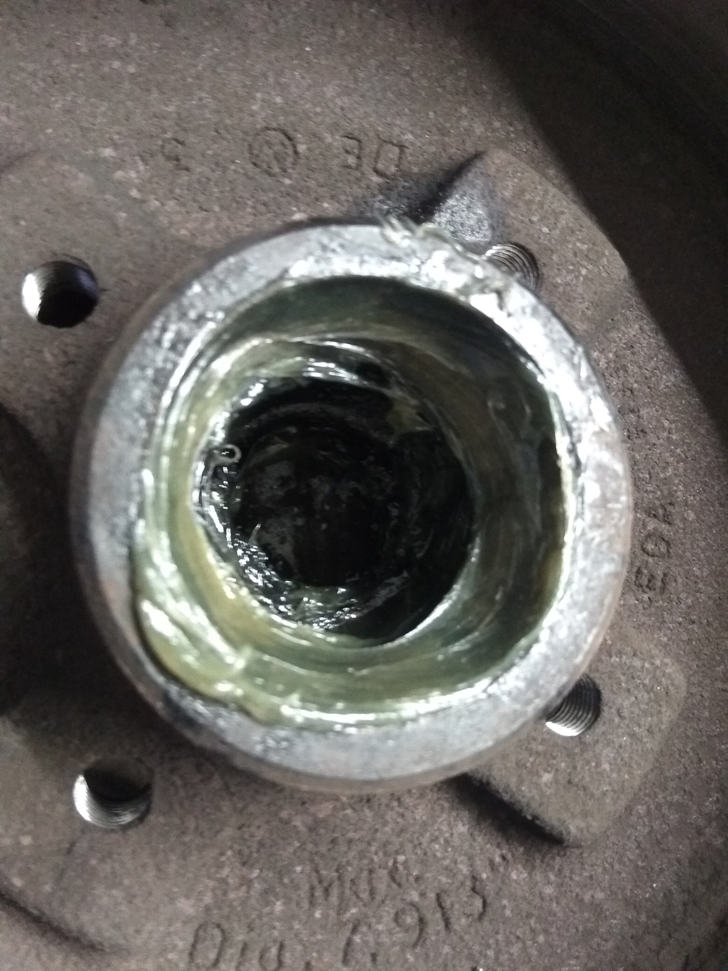 промежуточный вал с подвесным подшипником на фольксваген тоуран 2004. ступичный подшипник пассат б4. замена подшипника пассат б3. замена подшипника пассат б3. передний ступичный подшипник пассат б3.