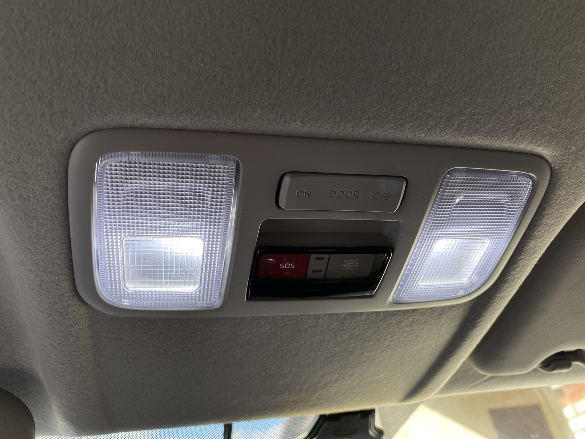 Плафон освещения салона хендай ай 30 2009 года. Лампы освещения салона солярис 2011. Замена лампочки салона хендай аикс 35. Как поменять лампочку в салоне солярис. Лампа салона хендай солярис.