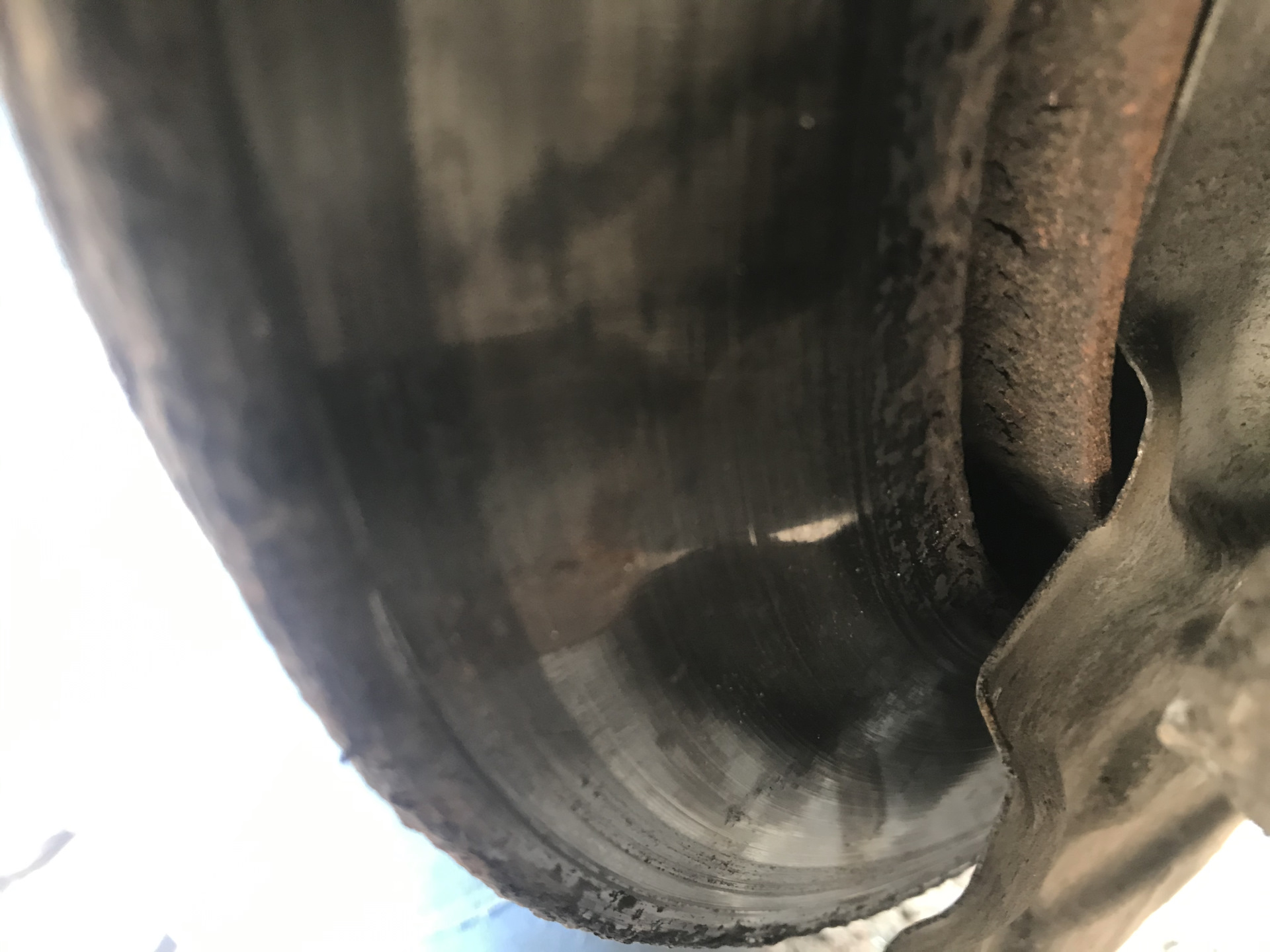 Замена задних тормозных колодок, оценка состояния тормозного диска ...