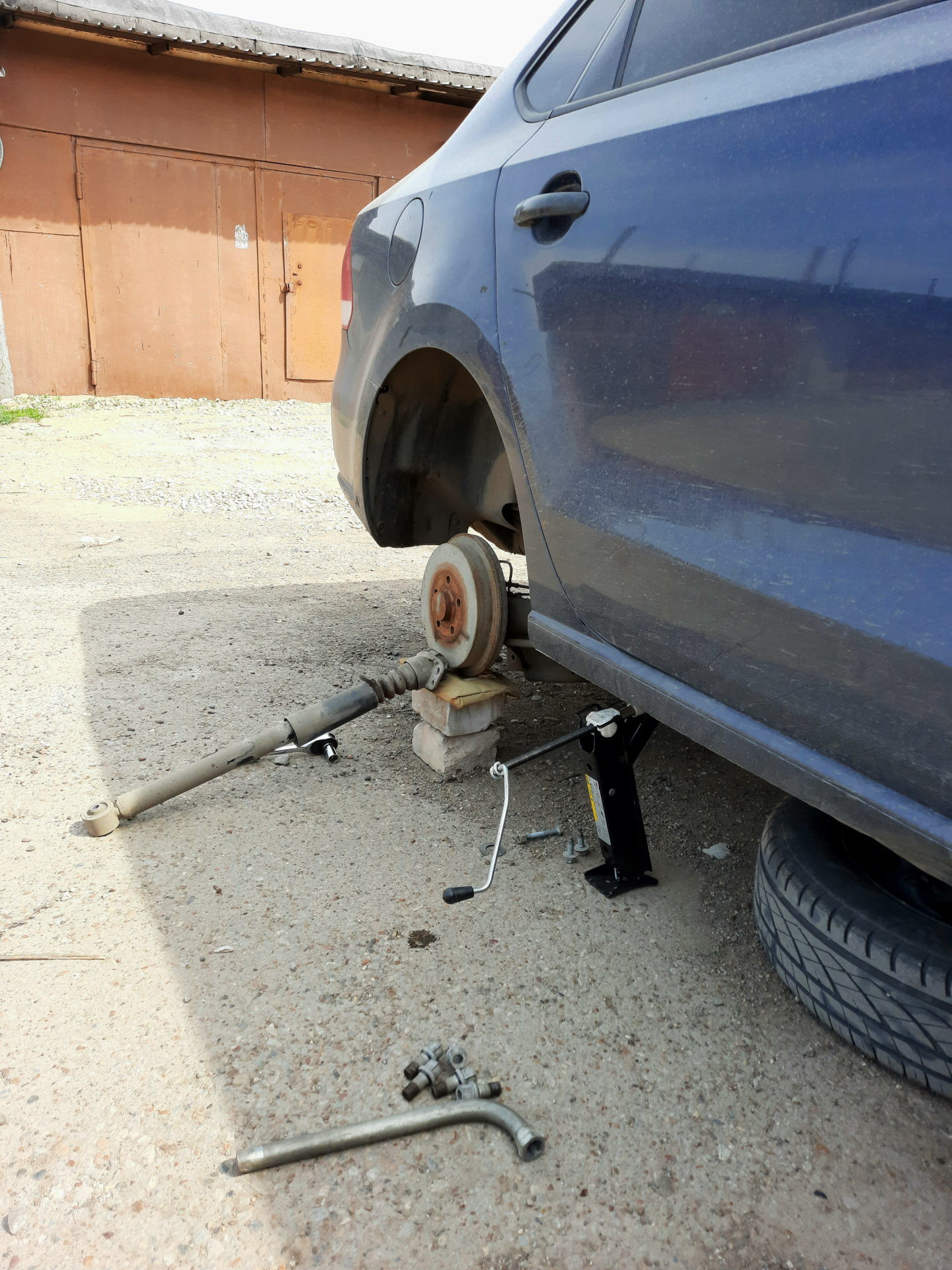 Замена отбойников задних амортизаторов — Volkswagen Polo Sedan, 1,6 л ...