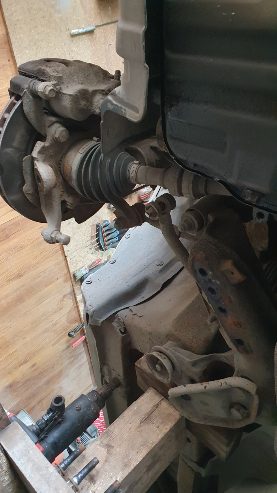 Обслуживание передних рычагов — Nissan Liberty, 2 л, 2002 года ...