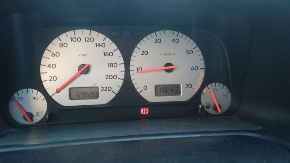 Лампа стояночного тормоза. — Volkswagen Golf Mk3, 1,8 л, 1997 года ...