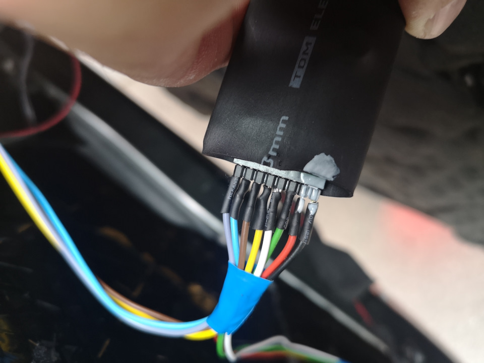 Модуль подключается к проводке соблюдая метку на разъеме — Volvo XC70 III