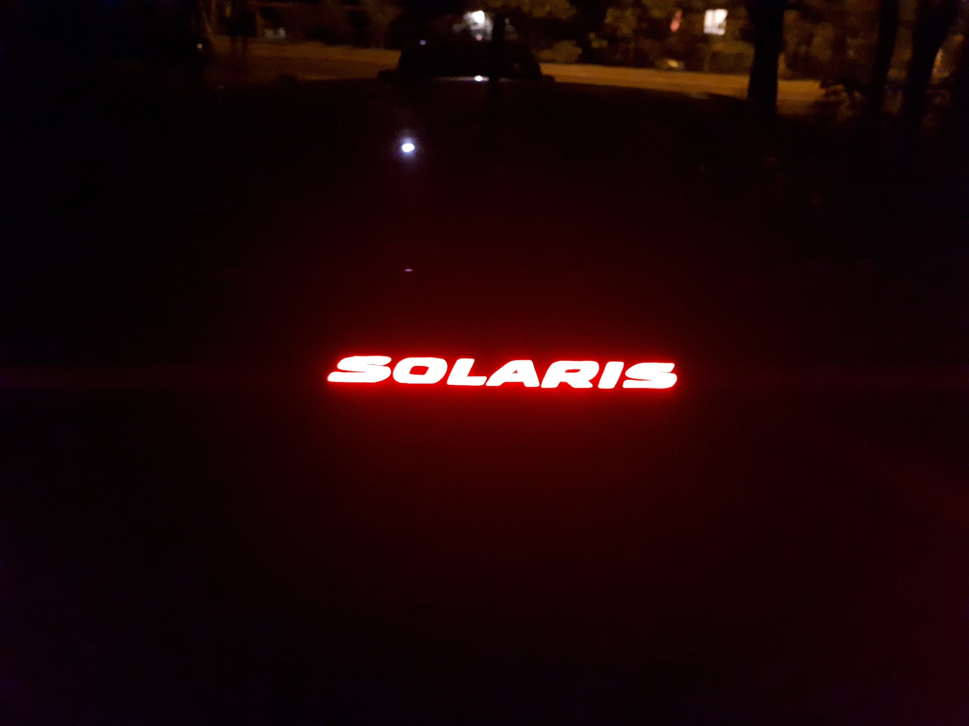Стоп сигнал солярис хэтчбек. Диодный стоп сигнал Солярис 2. Повторитель стоп сигнала Hyundai Solaris 2012. Светодиодный дополнительный стоп сигнал Солярис хэтчбек 2013 года. Hyundai Solaris надпись.
