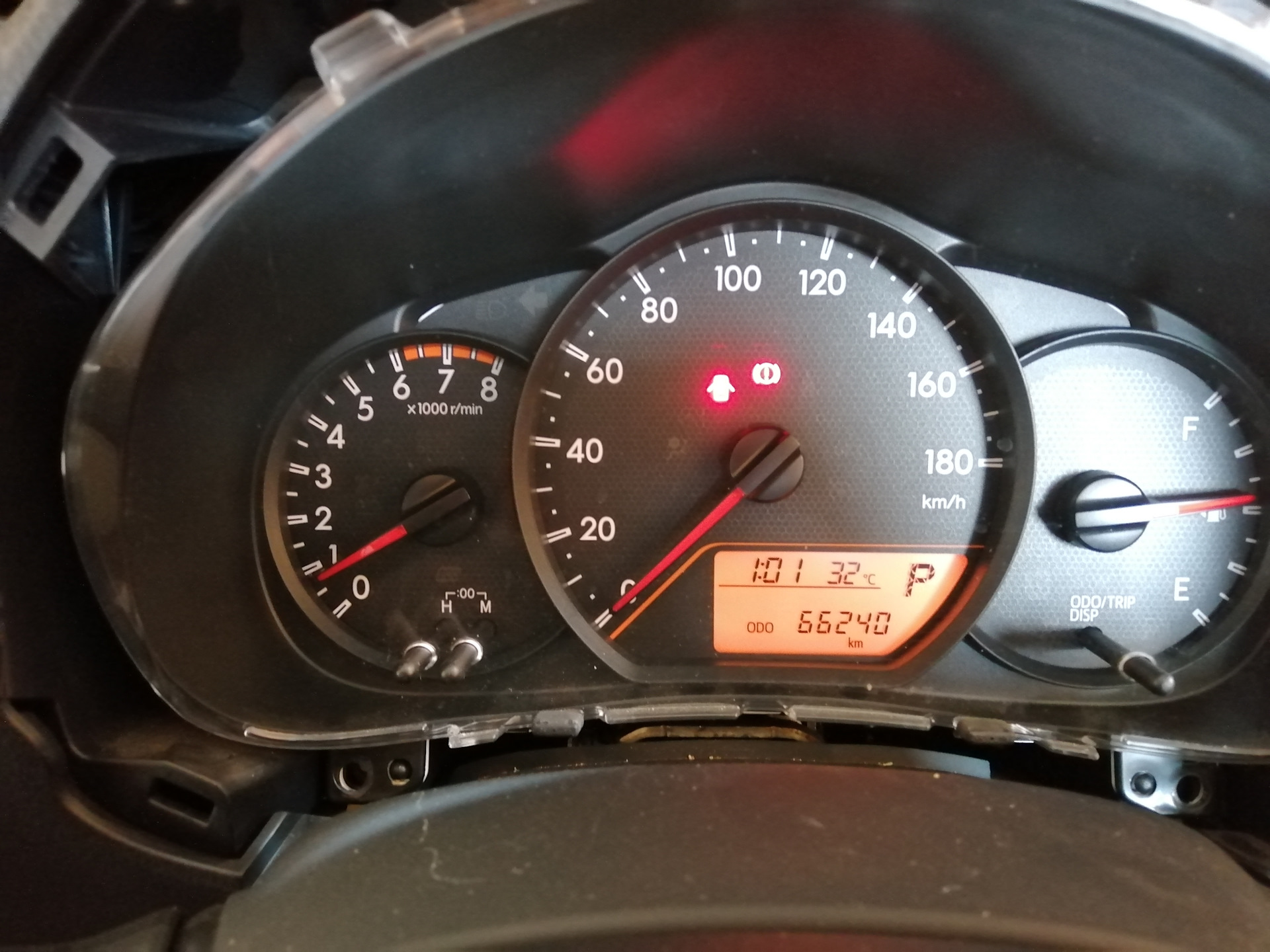 Тойота витц приборная панель. Спидометр Toyota Vitz 90. Спидометр Тойота Витц 130. Тахометр Тойота Витц. Панель приборов на Toyota Vitz 90.