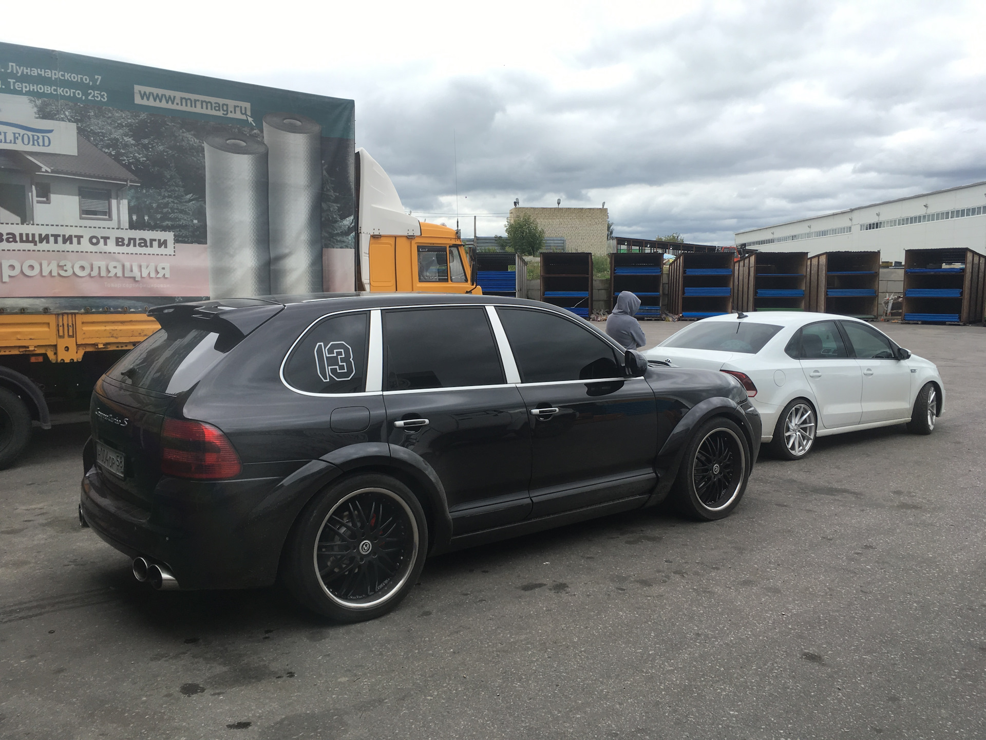 180d1 пневмоподушка аналоги. Заниженный porsche cayenne. Porsche cayenne пневма. Датчик уровня пневмоподвески порше кайен 957. Порше кайен macan.