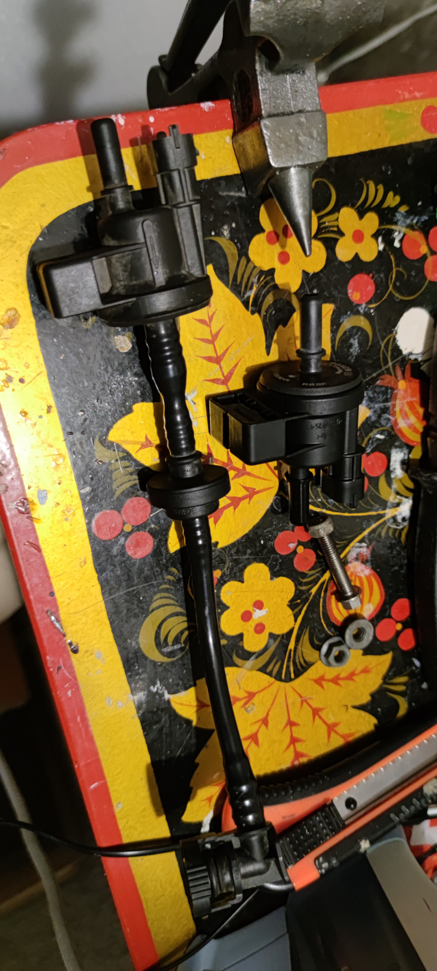 Замена клапана продувки абсорбера — Opel Astra J, 1,4 л, 2013 года ...