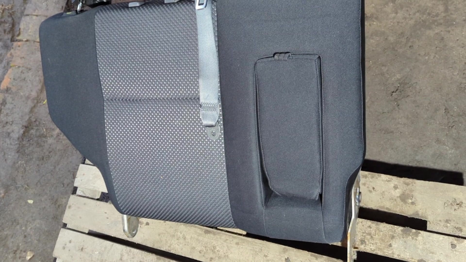 Снятие подлокотника заднего сиденья — Suzuki Grand Vitara (2G), 2 л ...