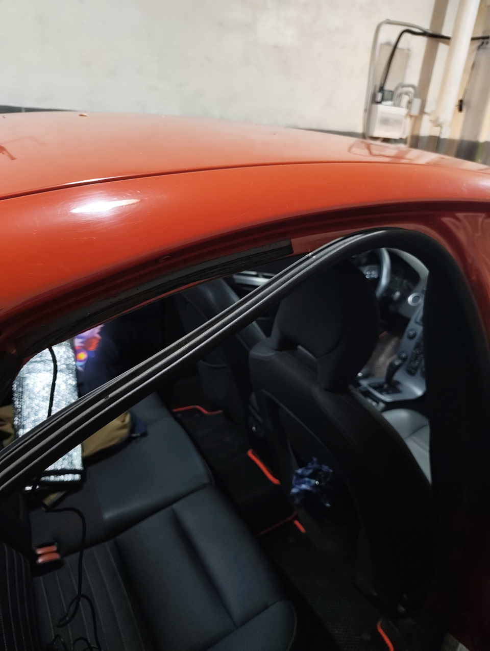 снимаем уплотнители для удобства прокладки — Volvo S40 (2G)