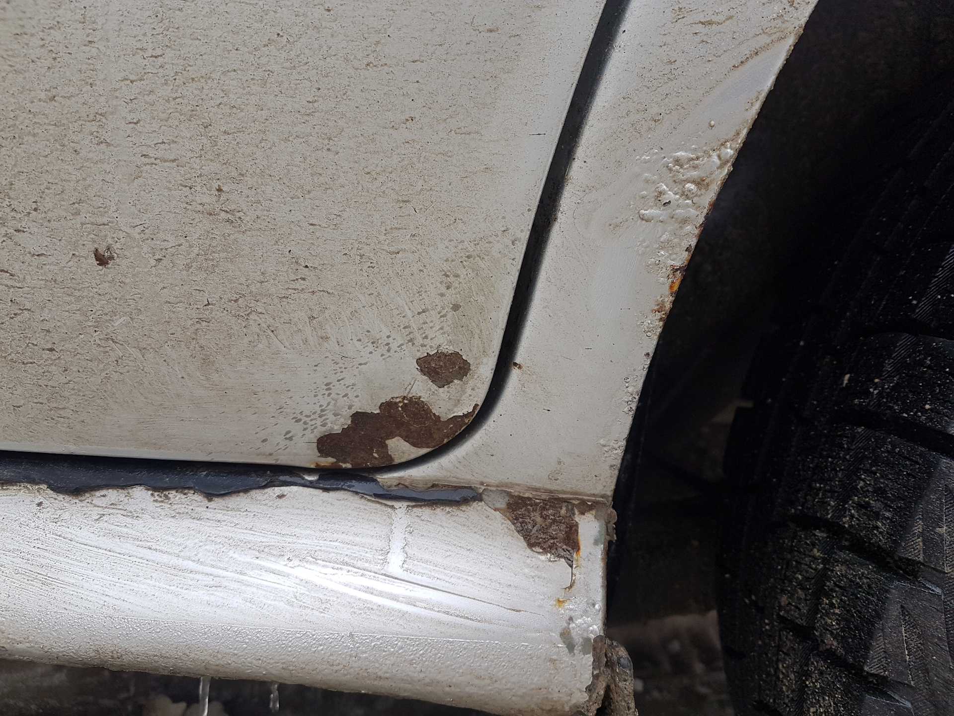 сквозная коррозия. коррозия металла кузова автомобиля. уаз коррозия. камаз кузов ржавчина. сквозная коррозия кузова.