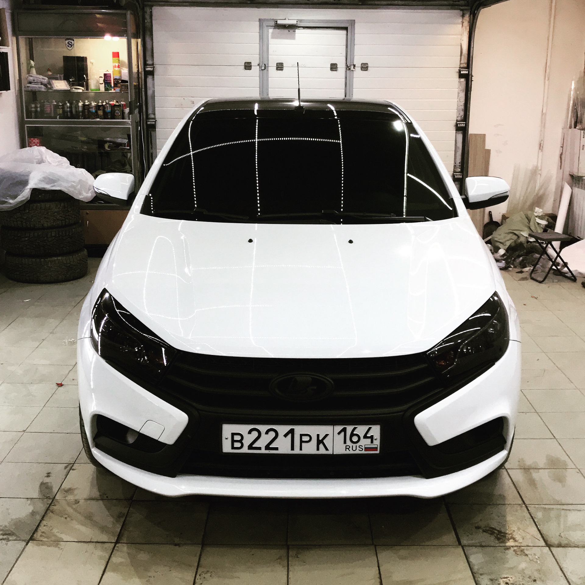 Оклейка крыши черной глянцевой плёнкой KPMF Premium - Lada Vesta Sport