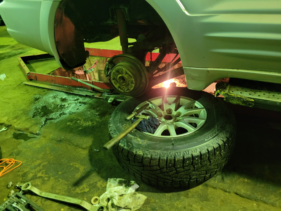 Замена внешнего пыльника заднего шруса — Mitsubishi Montero III (V60 ...