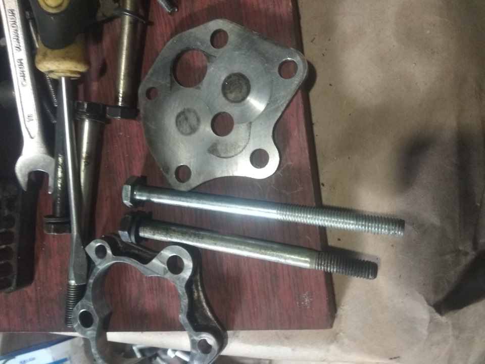 И тут мне попал на глаза вот этот болт, как раз той длины, что мне нужна была до того как я обрезал ухо — Lada 2120 Надежда