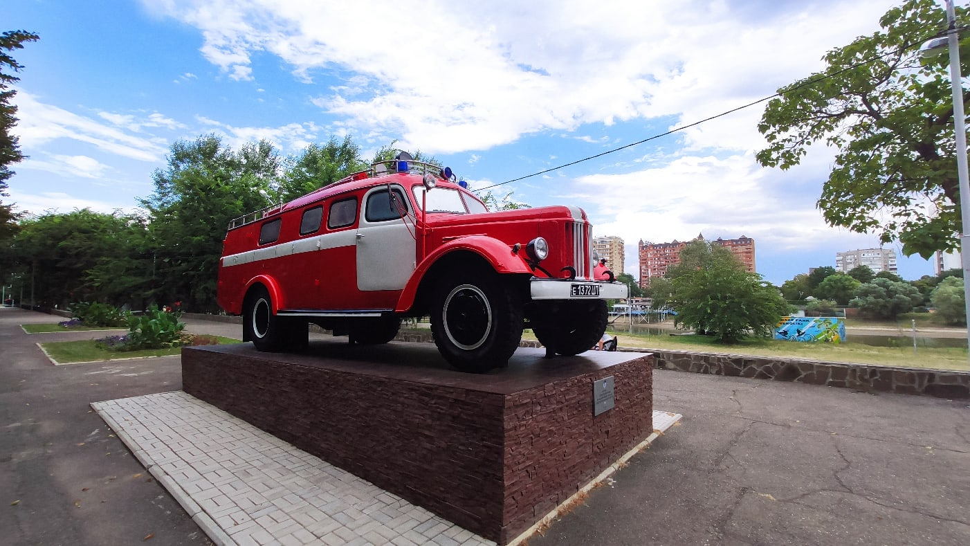 Техник парк. Пожарная машина Краснодар в парке. Victory Vibe парк Победы. Парк Победы Краснодар литеры.