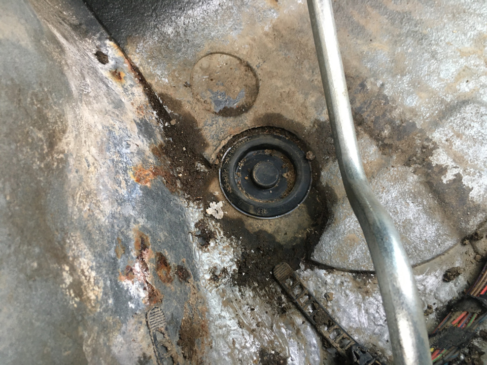 Заглушки днища пассат б5. Заглушки днища е46. Заглушки на днище vw passat b5. Заглушка днища пассат б5. Заглушка кузова passat b5.