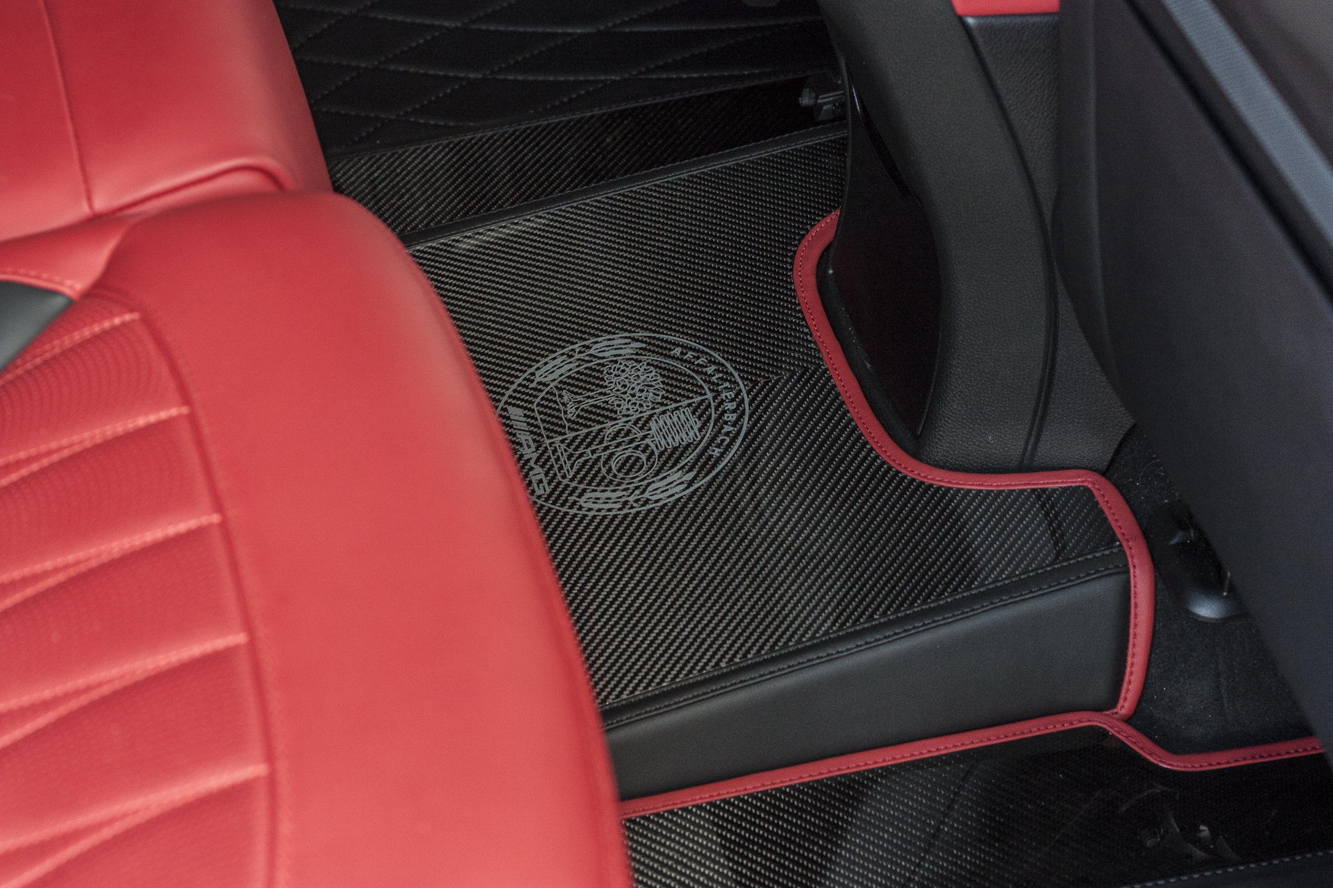 Застелил гелик коврами с карбоновыми вставками — Mercedes-Benz G-Class ...