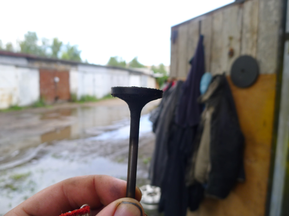 Дэу матиз дым из выхлопной трубы. TcAAAgB57uA 960. Дэу матиз дым из выхлопной трубы фото. Дэу матиз дым из выхлопной трубы-TcAAAgB57uA 960. картинка Дэу матиз дым из выхлопной трубы. картинка TcAAAgB57uA 960. Здравствия всем и вашим коням.Пошел синий дым из глушителя, мотор двоит, и четкий запах горящего масла.Уже издавна знал, что по непонятным причинам зазор на впускных клапанах первого и второго цилинров исчезал. в первом цилиндре клапан поднялся настолько, что пришлось подпиливать коромысло, чтоб не упирался в тарелку пружины клапана. ТАК ДЕЛАТЬ НЕЛЬЗЯ! Об этом ниже.В общем, откатил своим ходом до гаража… 3 бутылки пива взял и понеслось.Для начала замерил компрессию. 0-6-6