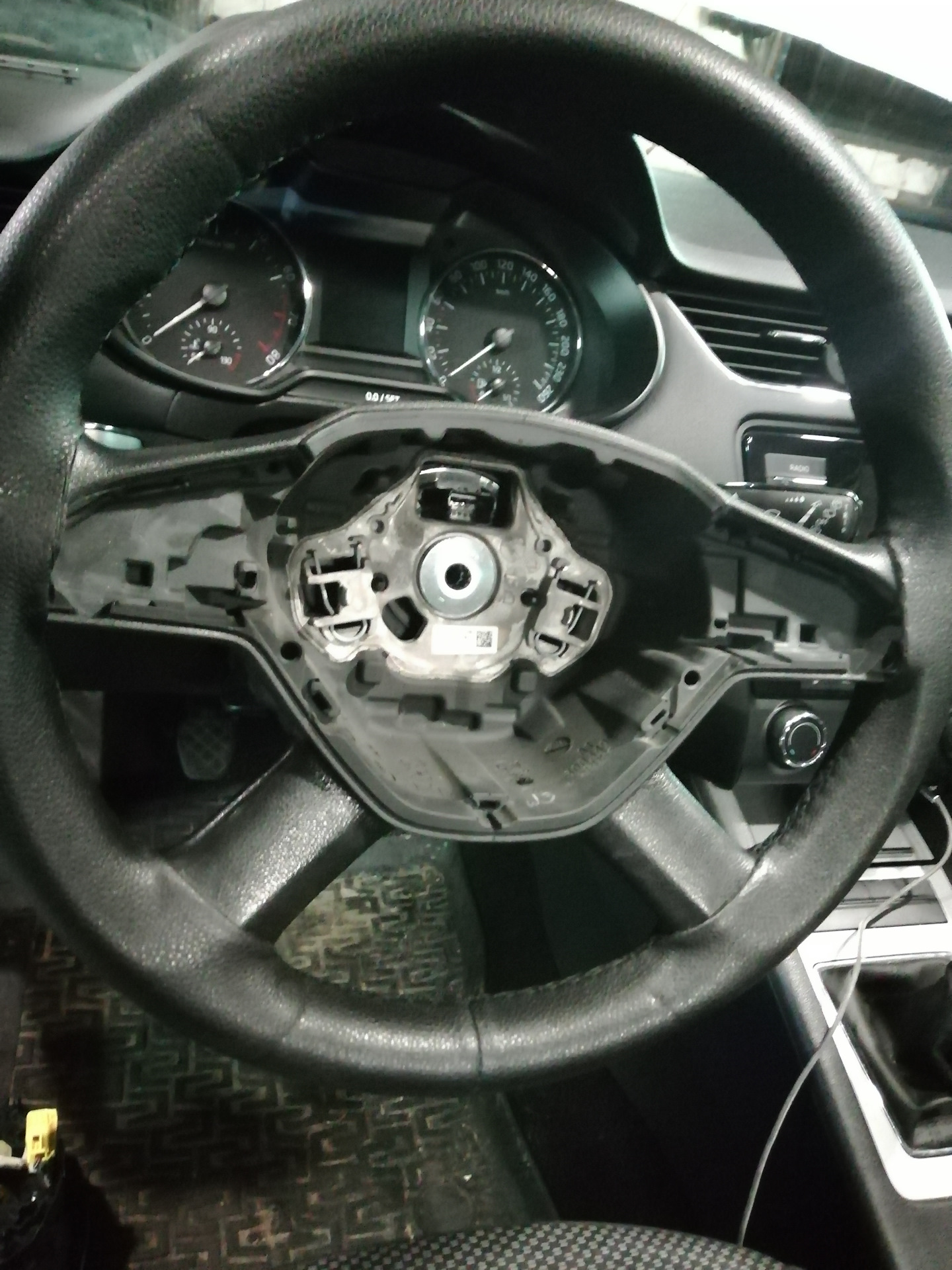 Установка кнопок на руль. Снятие защиты с компонентов с гейтвея — Skoda ...