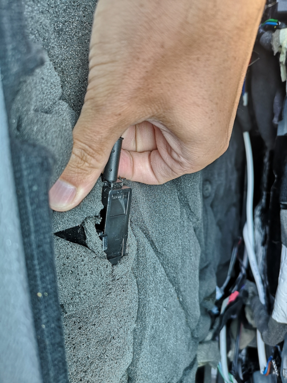 5. Обшивка поднимается аккуратно вверх и на себя. Далее необходимо отщелкнуть тросик дверного замка — просто рукой тянется в обратную сторону к двери — Volvo XC70 III