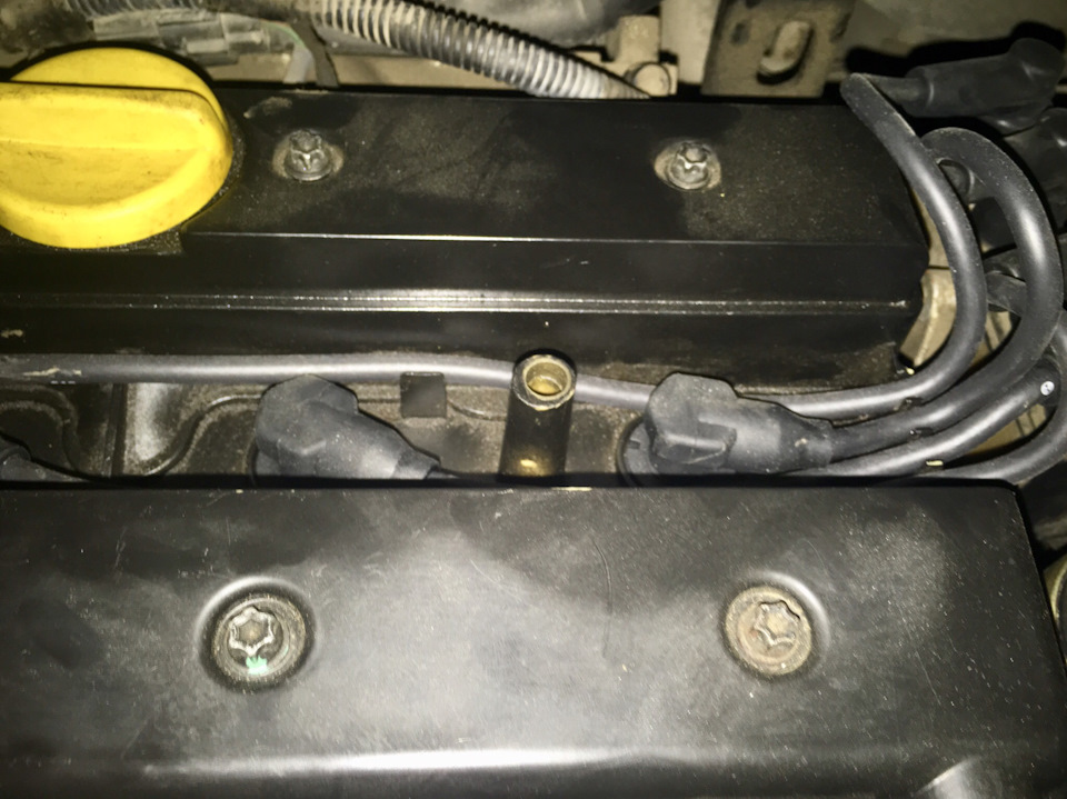 Чем приклеить крепление кожуха двигателя к клапанной крышке? — Opel ...