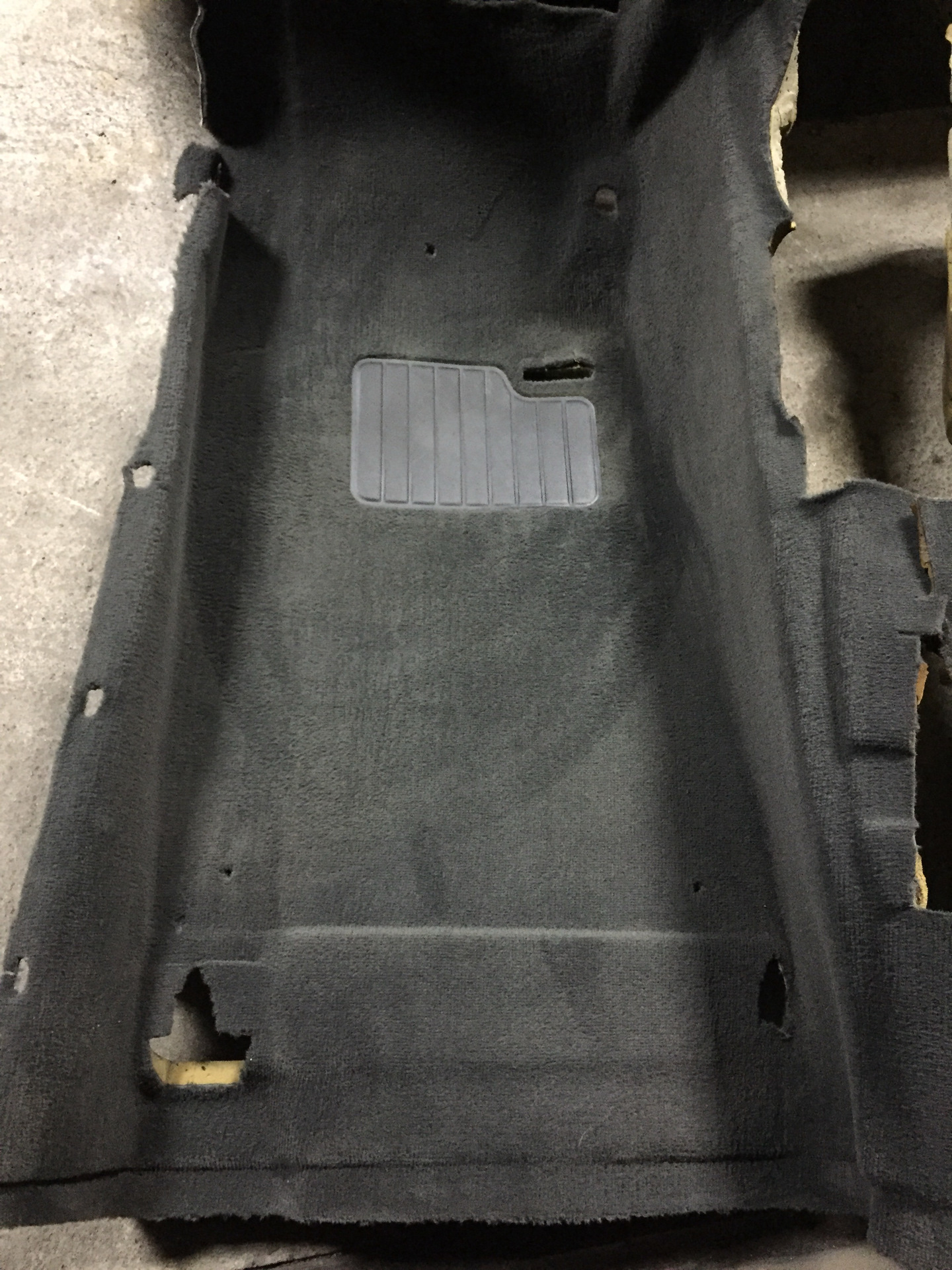 Ковролин бмв. Обшивка пола бмв е53. Ковролин на бмв е30. Ковролин bmw e34. Ковер пола е34.