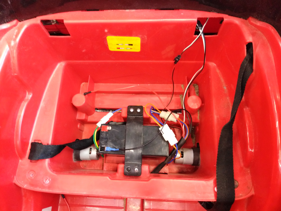 Как достать аккумулятор из детского электромобиля мерседес