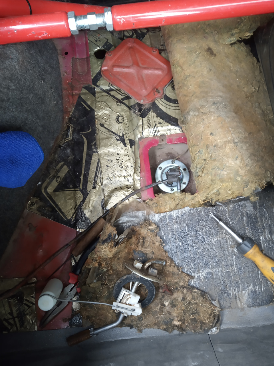 Вопрос к Туареговодам: Сломался привод багажника — Volkswagen Touareg ...