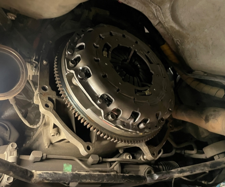 Установили диск с корзиной. Центровали сцепление на глаз, с помощью подручных средств. Вроде бы успешно. — Toyota Altezza