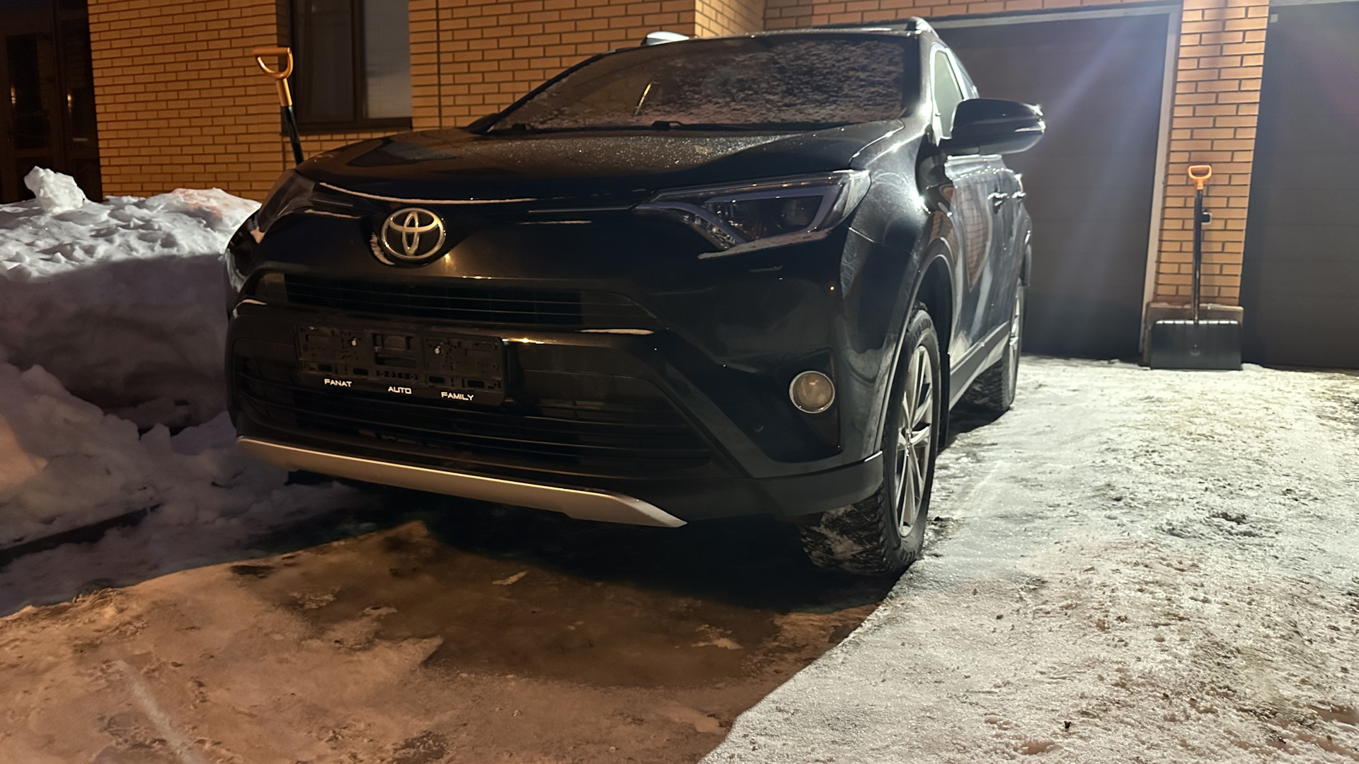 Toyota RAV4 (IV) 2.5 бензиновый 2016 | black side walker на DRIVE2