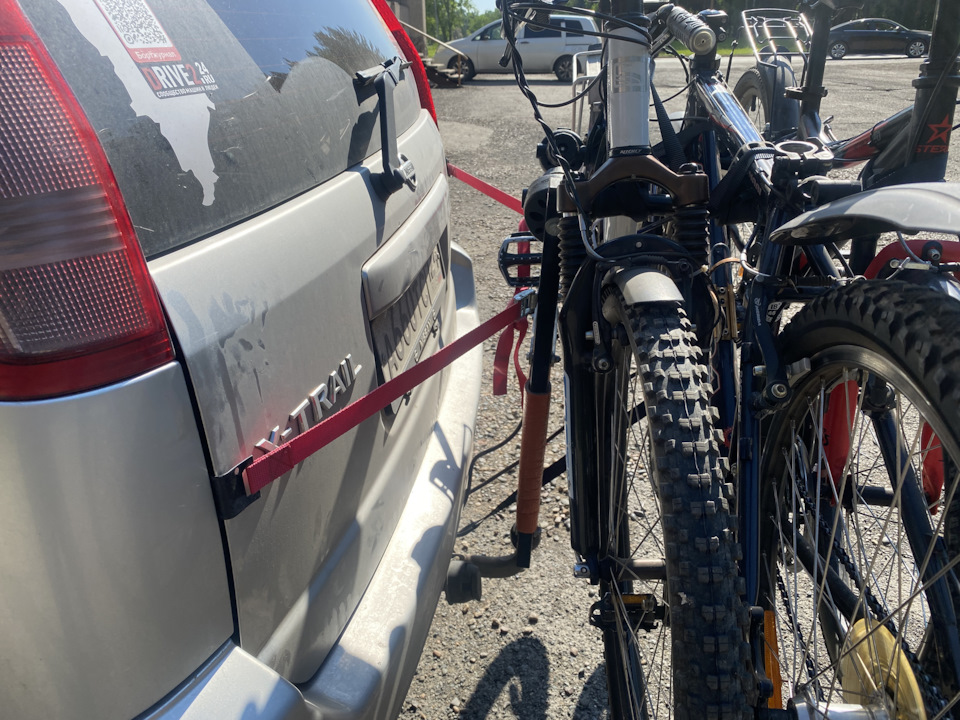 Крепления располагать необходимо именно так, либо к верхней части багажника, иначе они съедут. И да, натягивать их надо от души прям. — Nissan X-Trail I (t30)