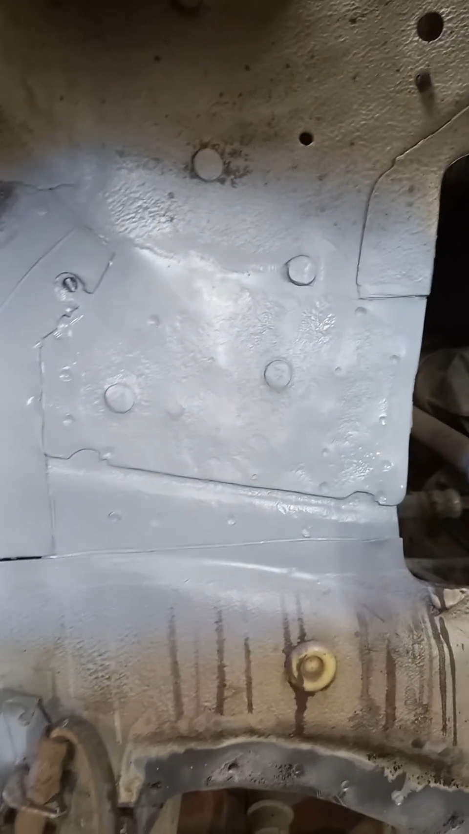 Правый передний стакан, будет ещё один слой метала сверху — Lada Приора универсал