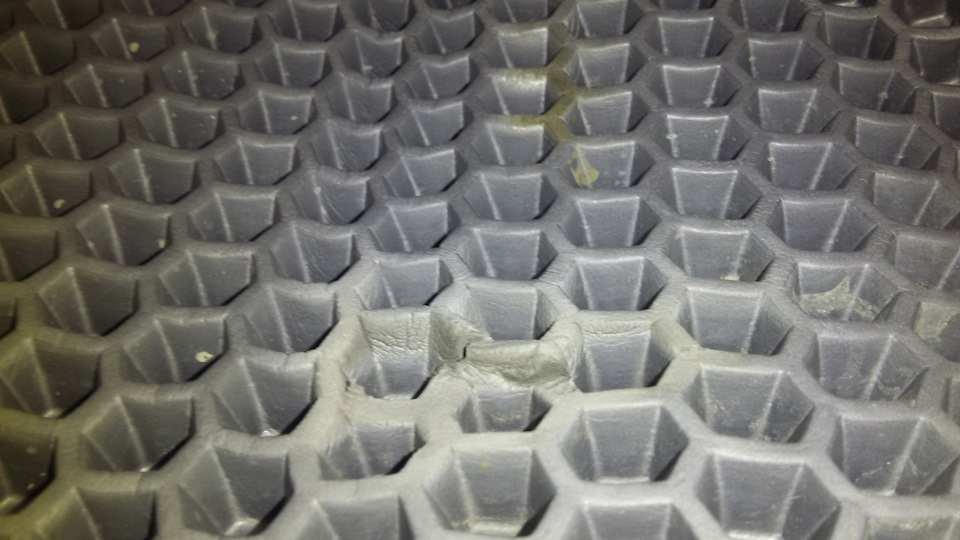 TeAAAgBhUuA 960 для чего нужен подпятник на коврик в машину