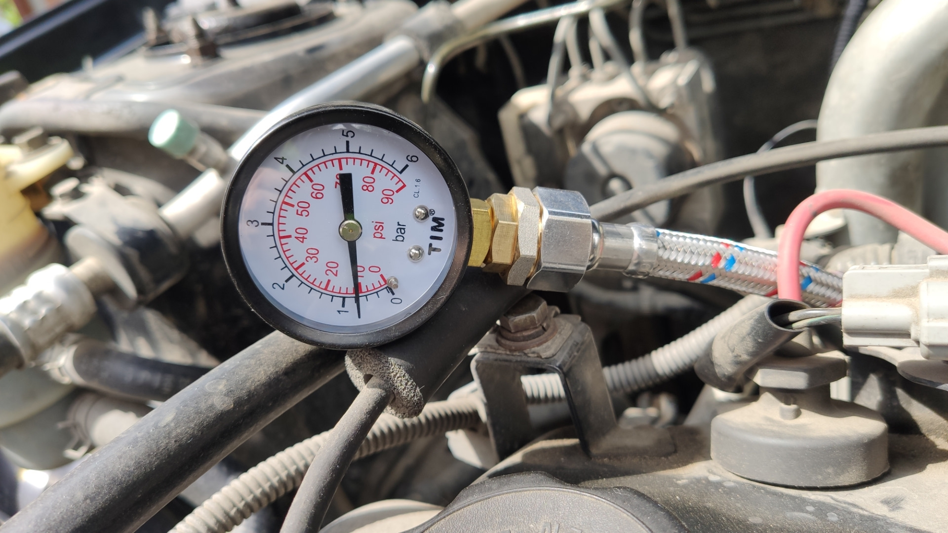 Peugeot давление масла. Замер давления топлива Прадо 150 4.0. Пежо 308 замер давления топлива. Замер давления топлива Солярис 1.6. Выносной манометр давления топлива на Пежо 308.