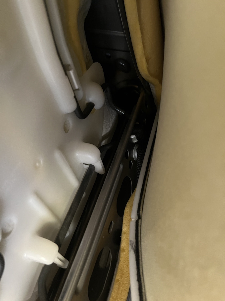 Скрип спинки водительского сидения. — Toyota RAV4 (5G), 2 л, 2021 года ...