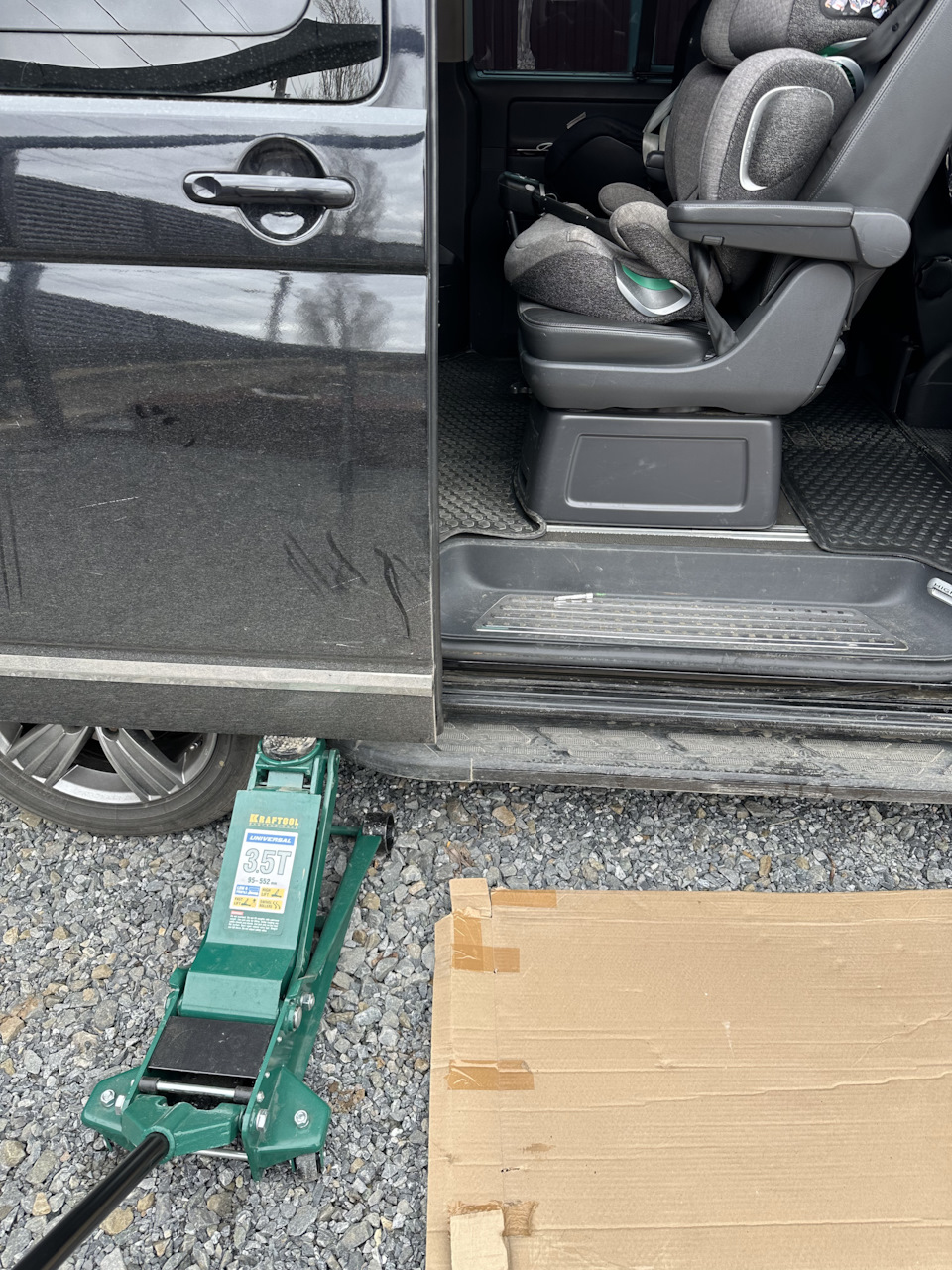 Поменял нижний ролик электросдвижки — Volkswagen Multivan (T5), 2 л ...
