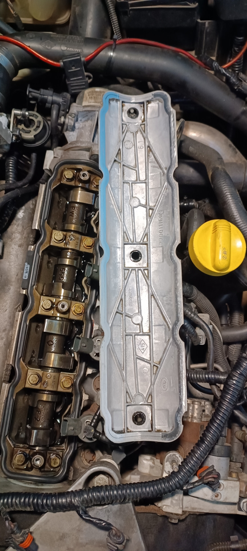 Протекла малышка) Течь масла из под клапанной крышки. — Renault Laguna ...