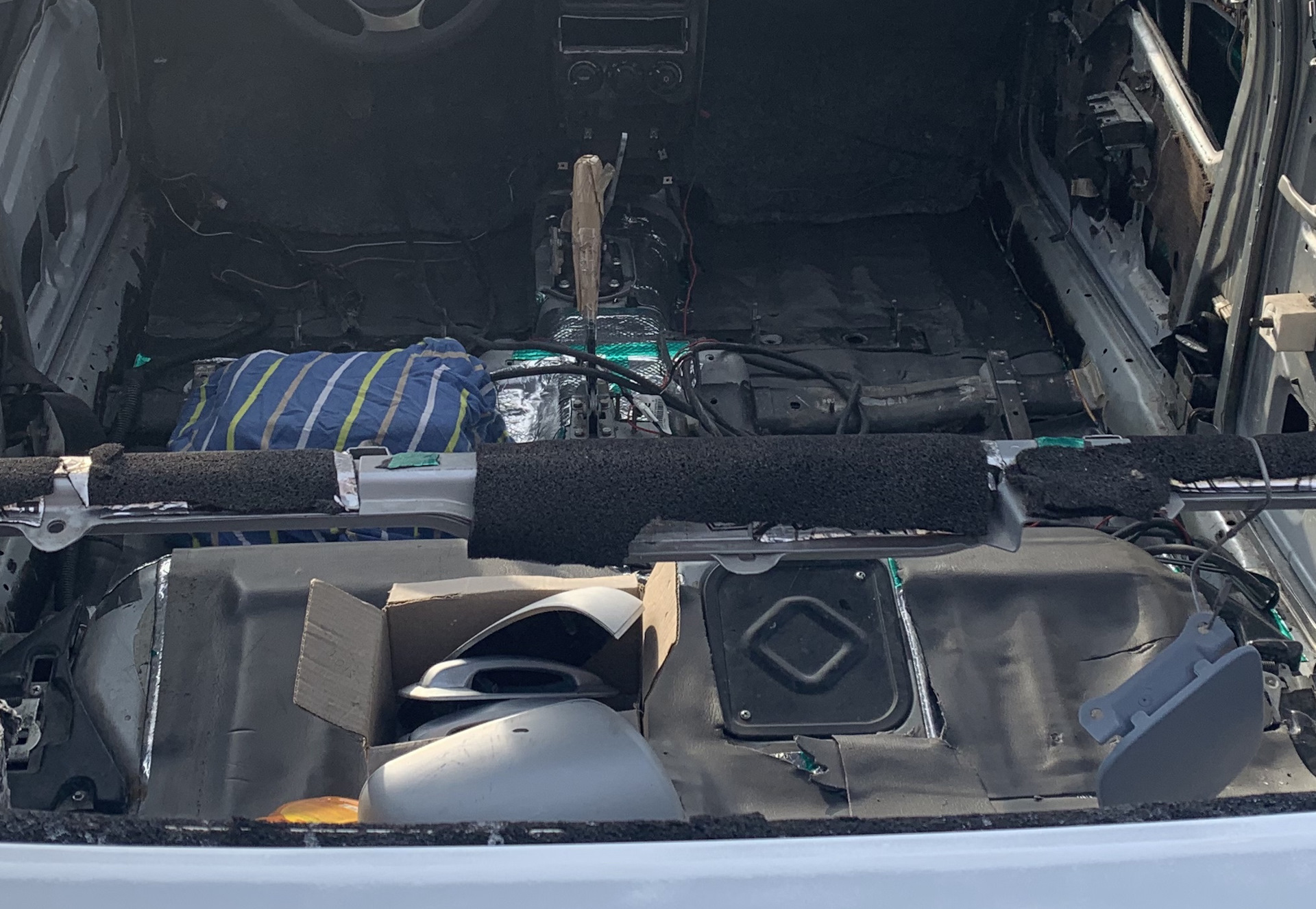 Шумоизоляция пола + замена ковролина . — Lada Приора седан, 1,6 л, 2010 ...