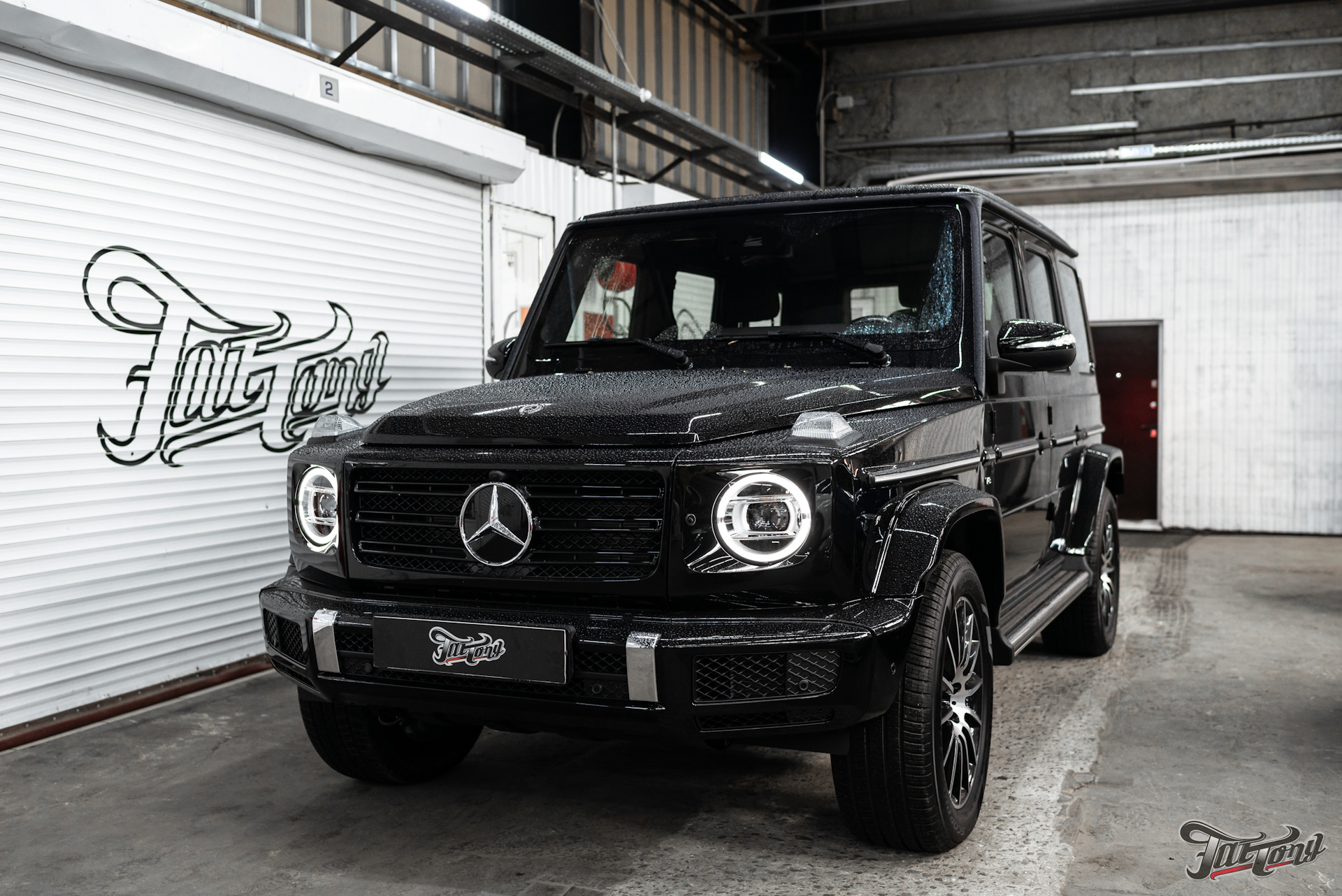 Mercedes G500. Оклейка кузова с проёмами из черного в оранжевый глянец!  Окрас суппортов и дисков! — FatTony на DRIVE2